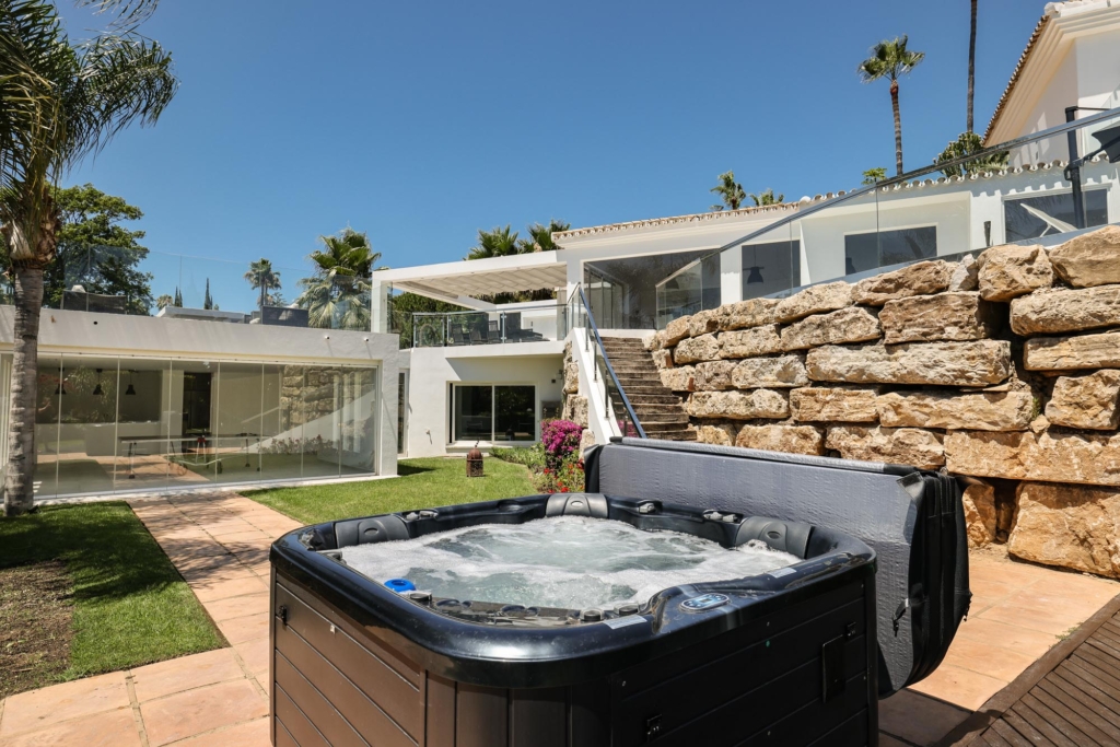 Luxury Villa With Private Hot Tub