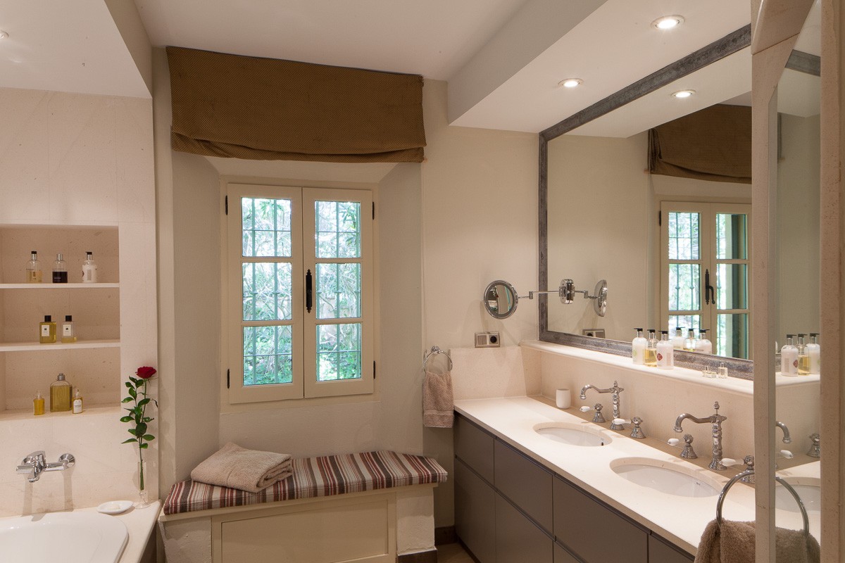 En-suite bathroom villa bathroom Sotogrande
