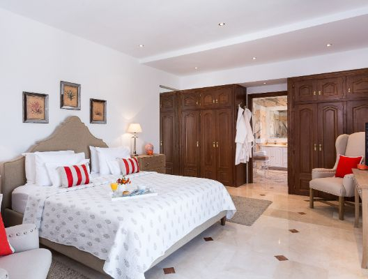 Villa Kenia Estepona luxury bedroom