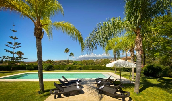 Casa Anneli Sunbeds and Pool