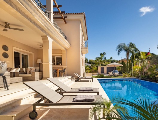 1 Villa Luci luxury villa marbella sunbeds around pool_