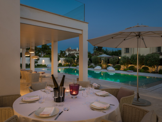 Villa Elisa: evening poolside dining