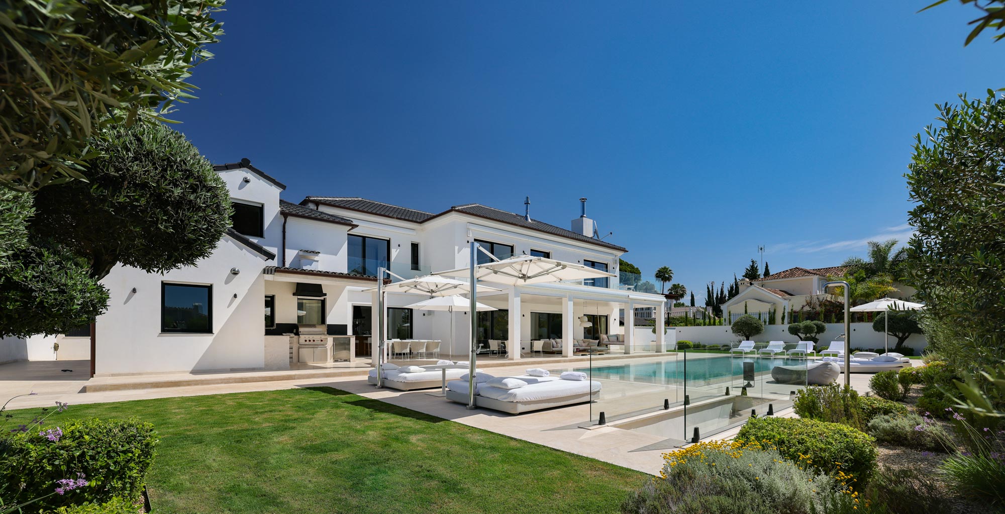 Garden & luxury pool area: Villa Elisa