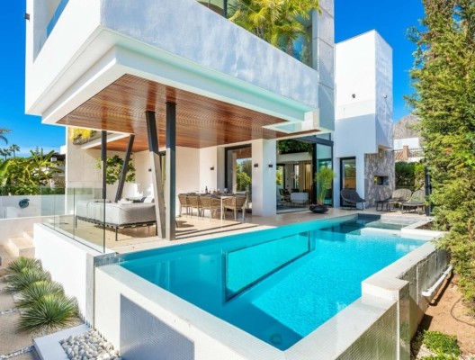 1 Villa Acqua infinity pool & terrace