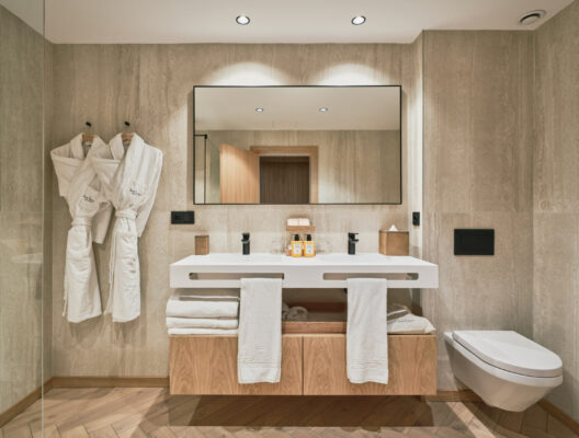 7 Villa Lorenea Elegant 7-Bed Villa Marbella Luxury Principal Bathroom